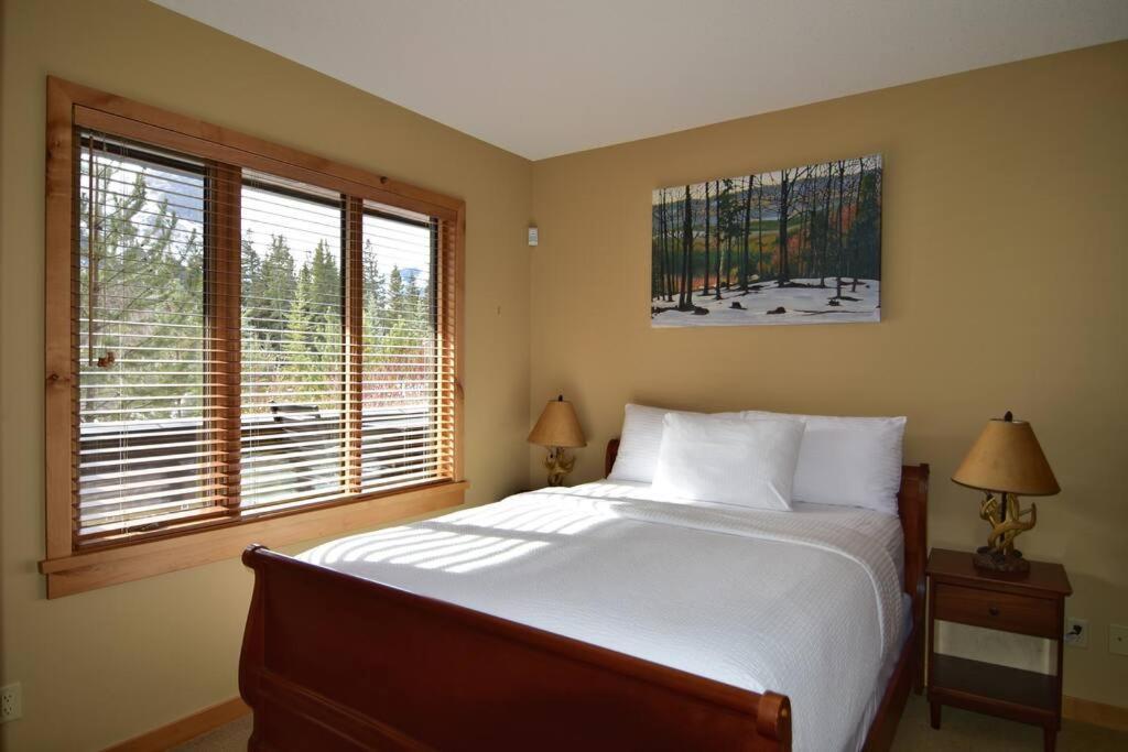 Luxurious Rundle Cliffs Lodge In Spring Creek Канмор Экстерьер фото