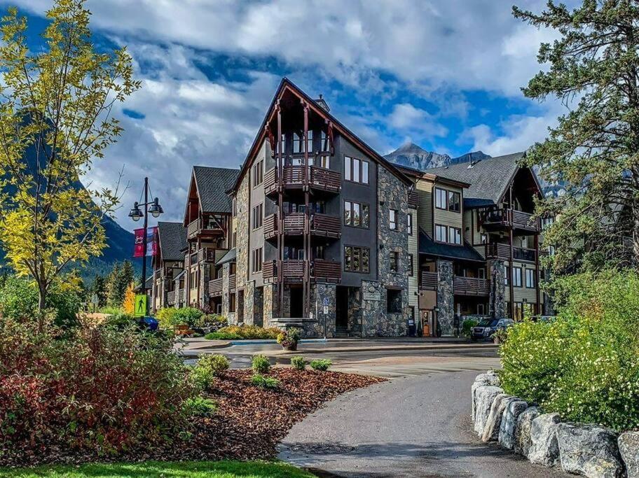 Luxurious Rundle Cliffs Lodge In Spring Creek Канмор Экстерьер фото
