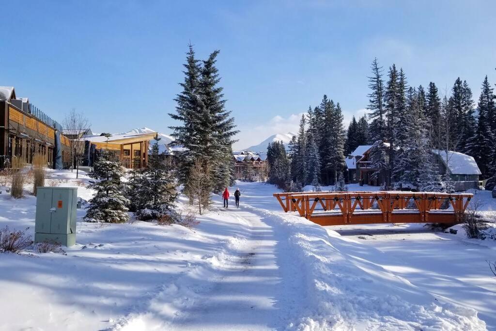 Luxurious Rundle Cliffs Lodge In Spring Creek Канмор Экстерьер фото