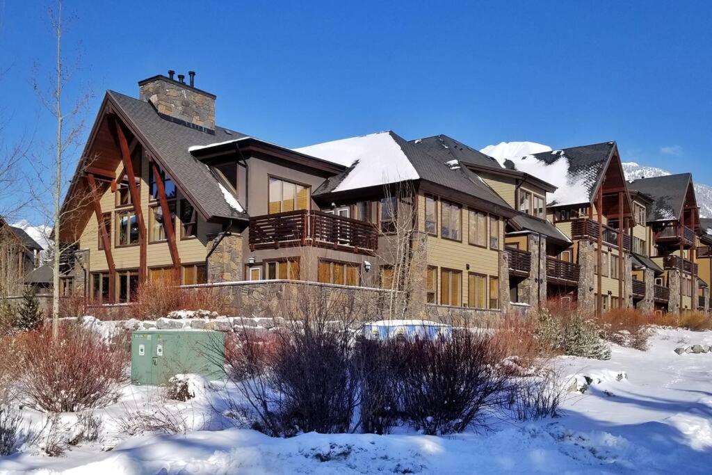 Luxurious Rundle Cliffs Lodge In Spring Creek Канмор Экстерьер фото
